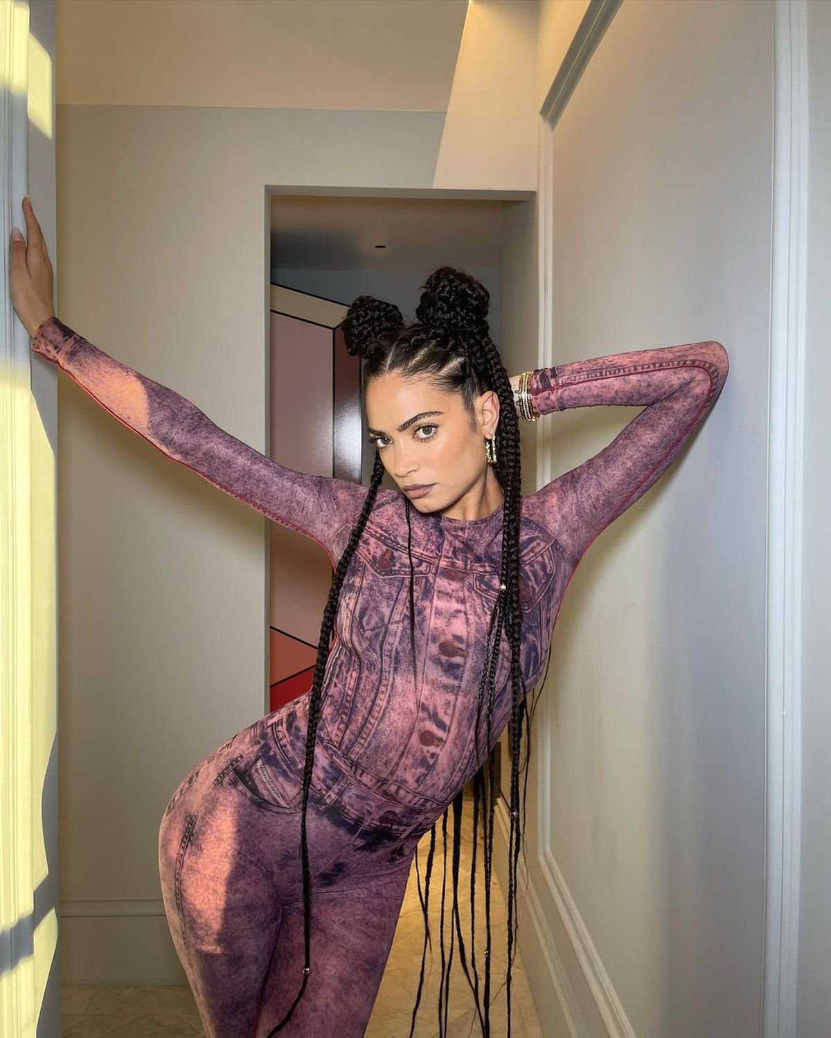 Pilotul Andrea Iannone, scene interzise minorilor cu iubita cântăreață în piscină » Elodie a postat imaginile din intimitate