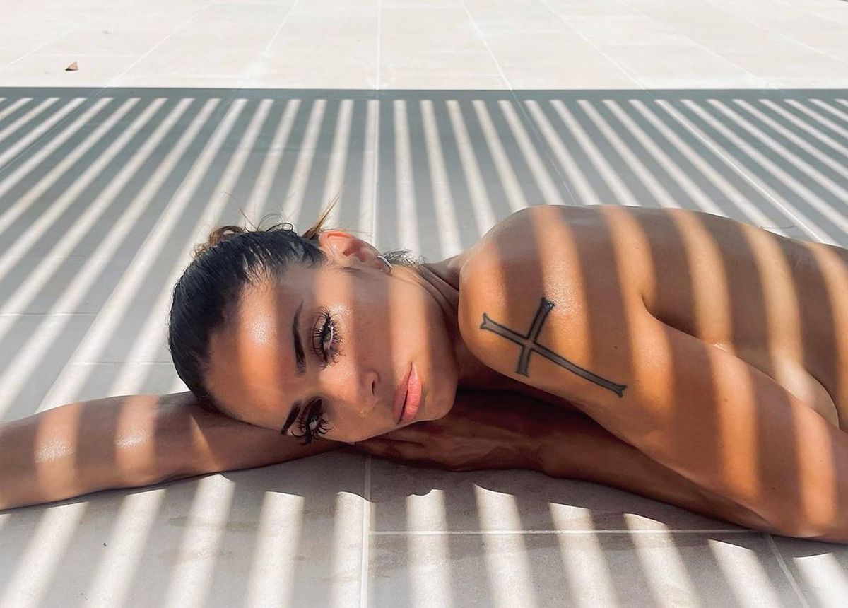 Pilotul Andrea Iannone, scene interzise minorilor cu iubita cântăreață în piscină » Elodie a postat imaginile din intimitate