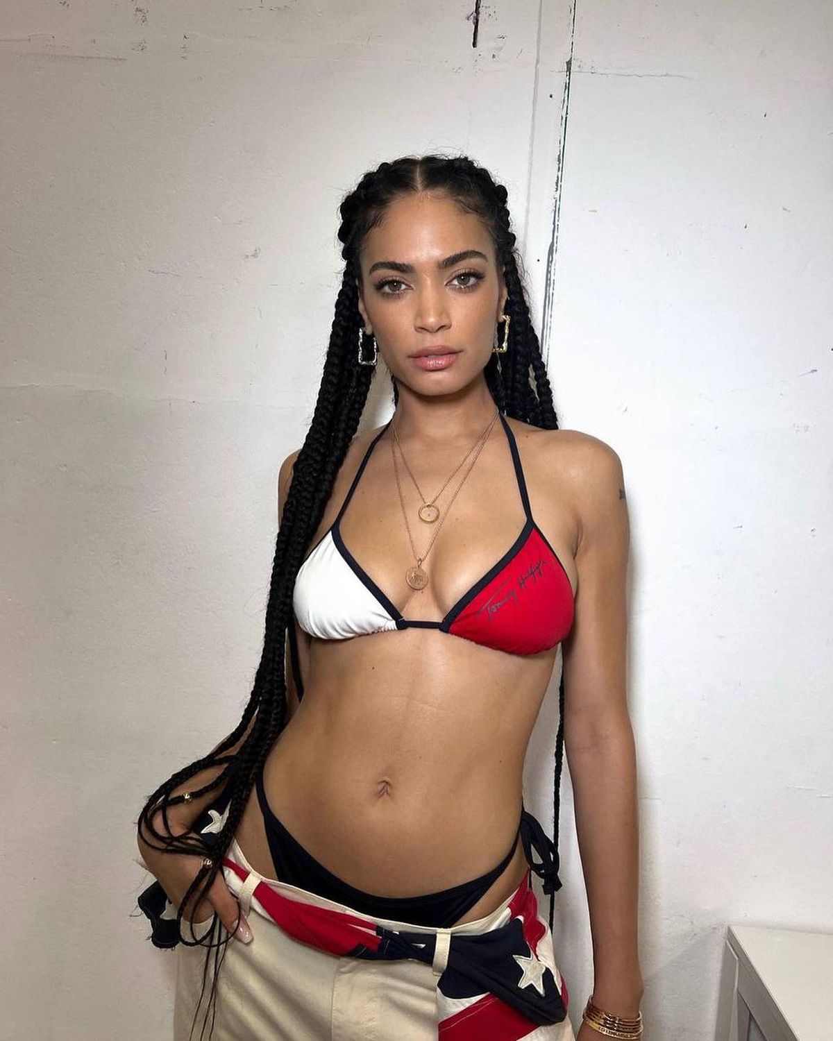 Pilotul Andrea Iannone, scene interzise minorilor cu iubita cântăreață în piscină » Elodie a postat imaginile din intimitate