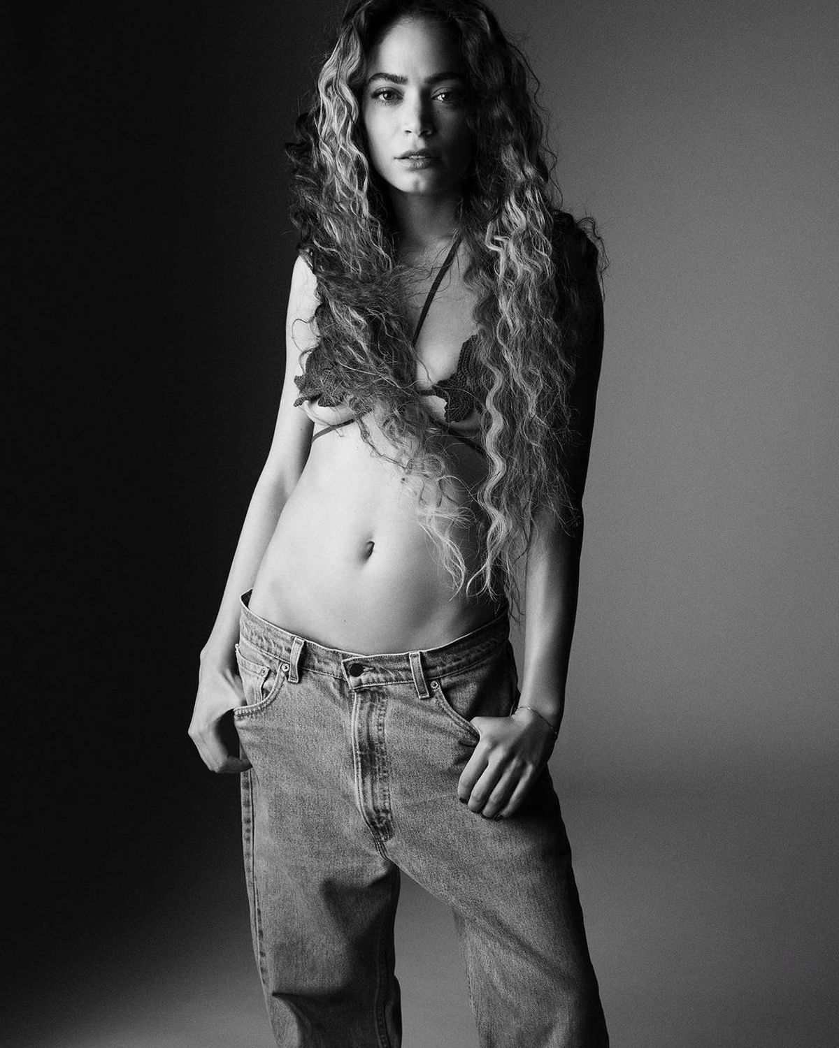 Pilotul Andrea Iannone, scene interzise minorilor cu iubita cântăreață în piscină » Elodie a postat imaginile din intimitate