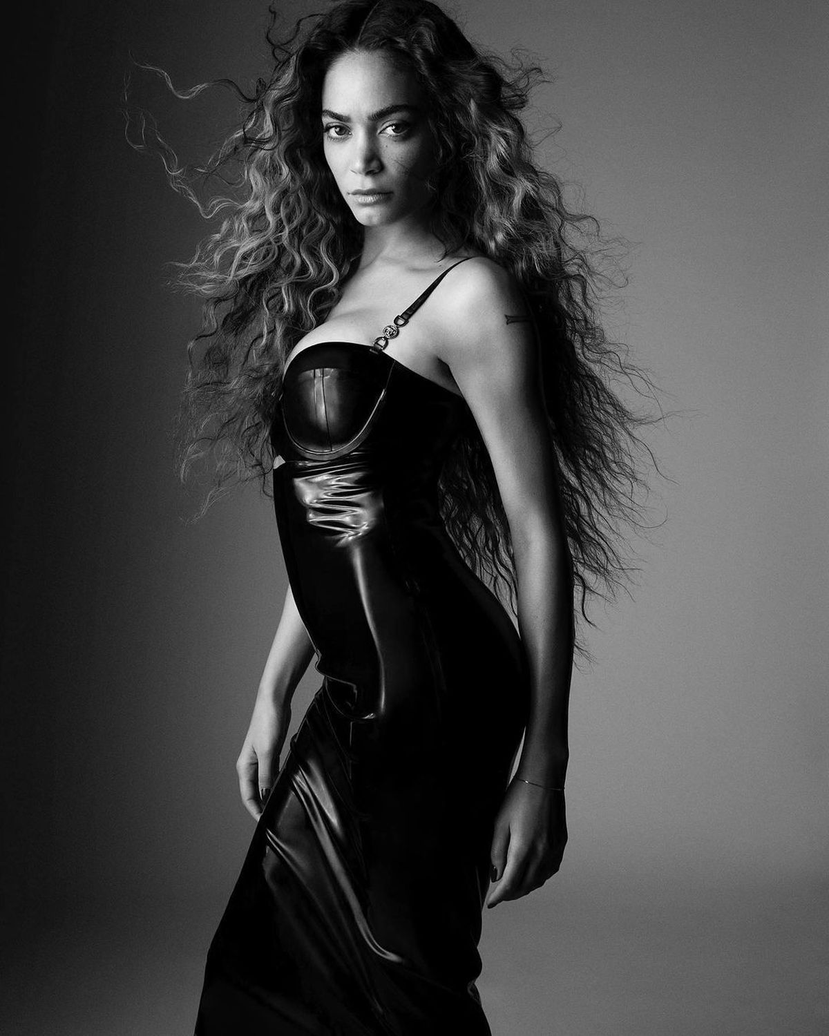 Pilotul Andrea Iannone, scene interzise minorilor cu iubita cântăreață în piscină » Elodie a postat imaginile din intimitate