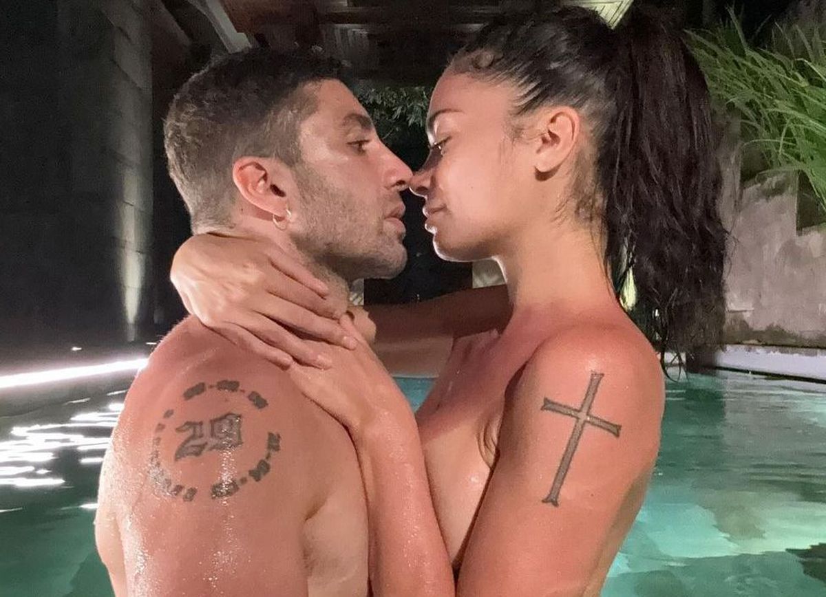 Pilotul Andrea Iannone, scene interzise minorilor cu iubita cântăreață în piscină » Elodie a postat imaginile din intimitate