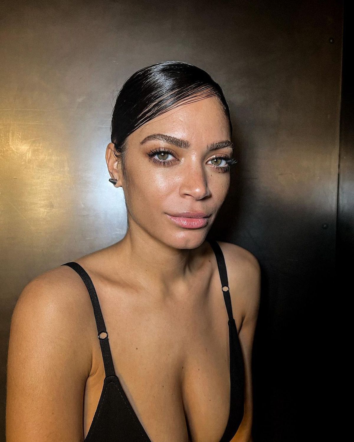 Pilotul Andrea Iannone, scene interzise minorilor cu iubita cântăreață în piscină » Elodie a postat imaginile din intimitate