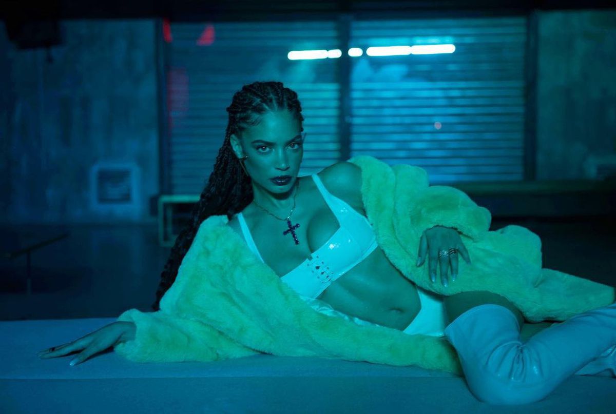 Pilotul Andrea Iannone, scene interzise minorilor cu iubita cântăreață în piscină » Elodie a postat imaginile din intimitate