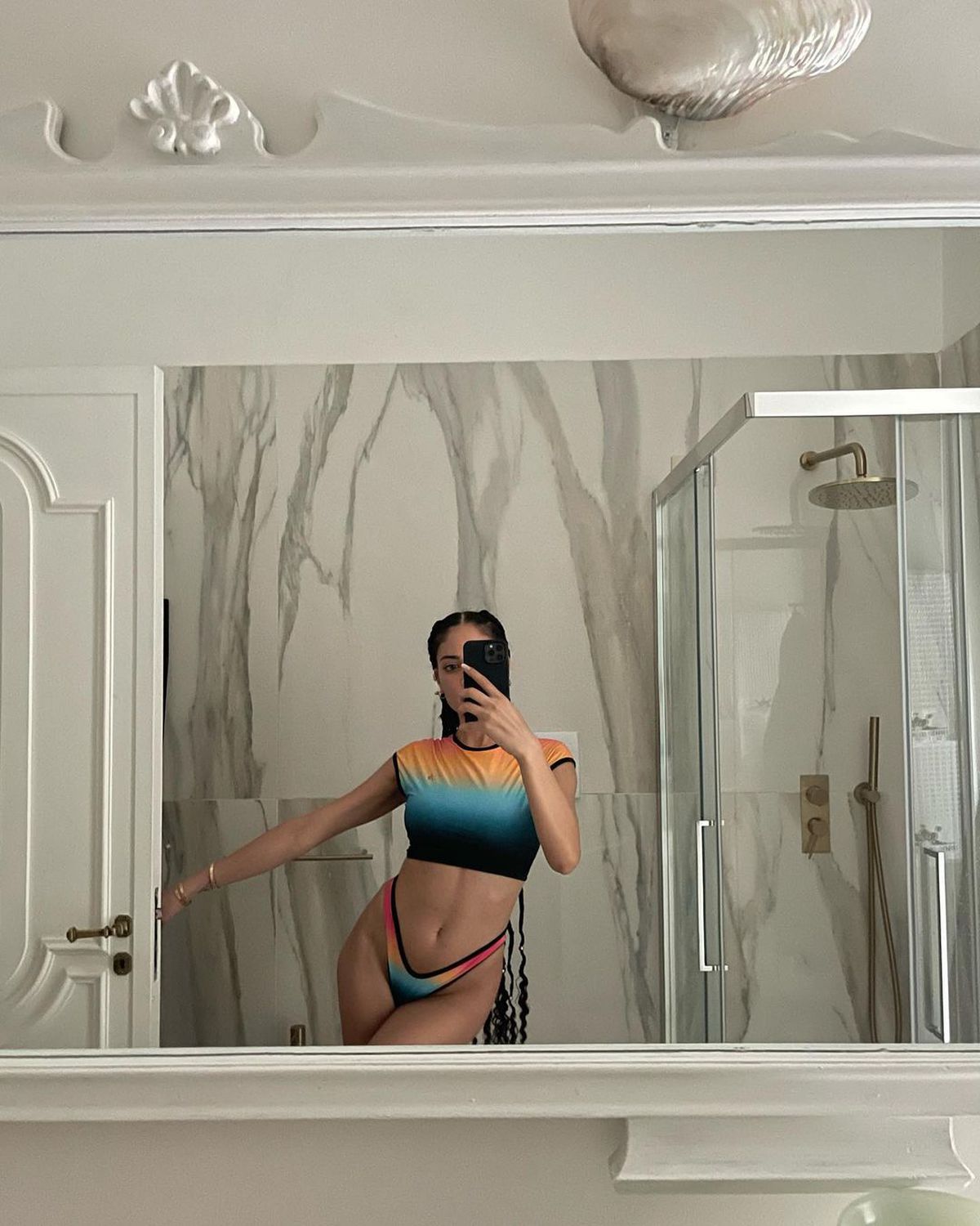 Pilotul Andrea Iannone, scene interzise minorilor cu iubita cântăreață în piscină » Elodie a postat imaginile din intimitate