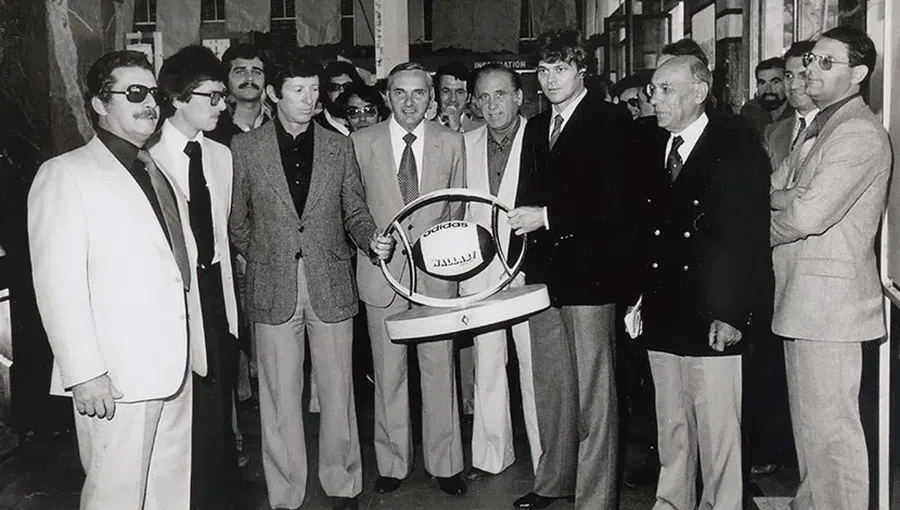 Excentricul Salvador Dali a jucat fotbal cu legendele Barcelonei. Artistul a sponsorizat o echipă întreagă printr-o semnătură