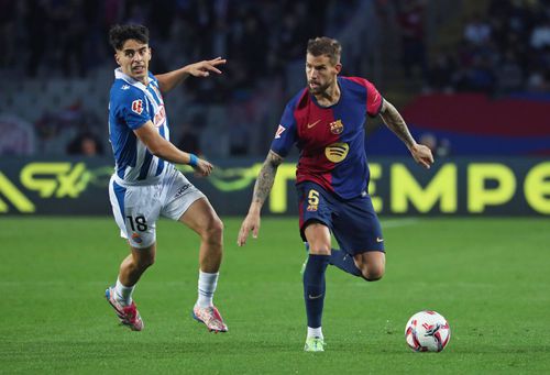 Alvaro Aguado într-un duel cu Inigo Martinez în ultimu derby Barcelona - Espanyol din noiembrie trecut / Foto: Imago