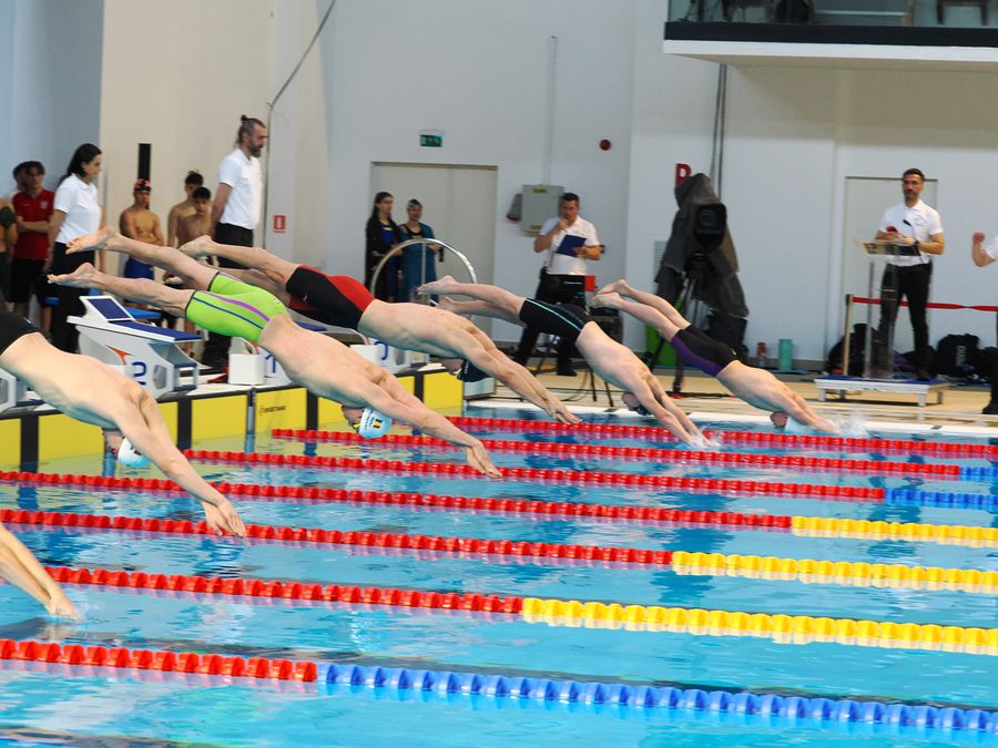 David Popovici plonjând în apă miercuri dimineață FOTO Roxana Fleșeru David Popovici a câștigat proba de 50 m liber la Campionatele Naționale de la Otopeni cu un nou record național: „Am zis să încerc ceva diferit. A funcționat”