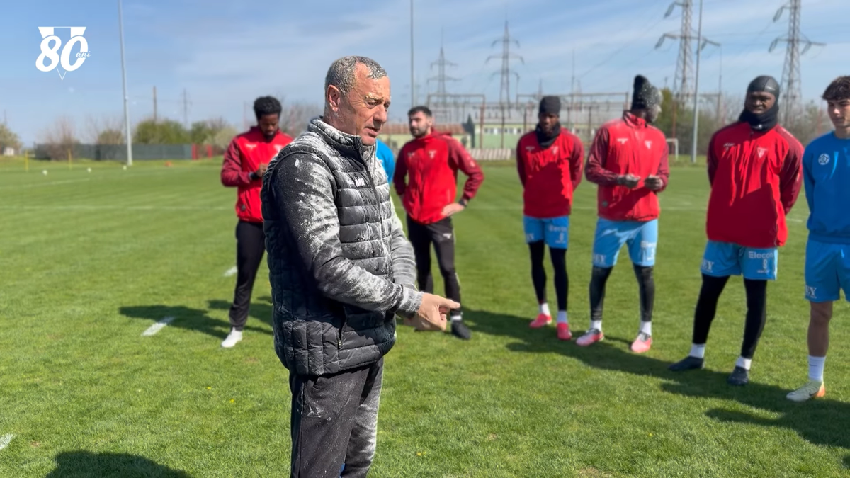 Mircea Rednic, sărbătorit cu făină și ouă crude de jucătorii lui UTA