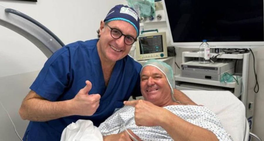 Juan Bernabe, alături de chirurgul Gabriele Antonini, care i-a pus proteza peniană Apel disperat: „Claudio, te rog lasă-mă să plec de la Lazio cu demnitate!”