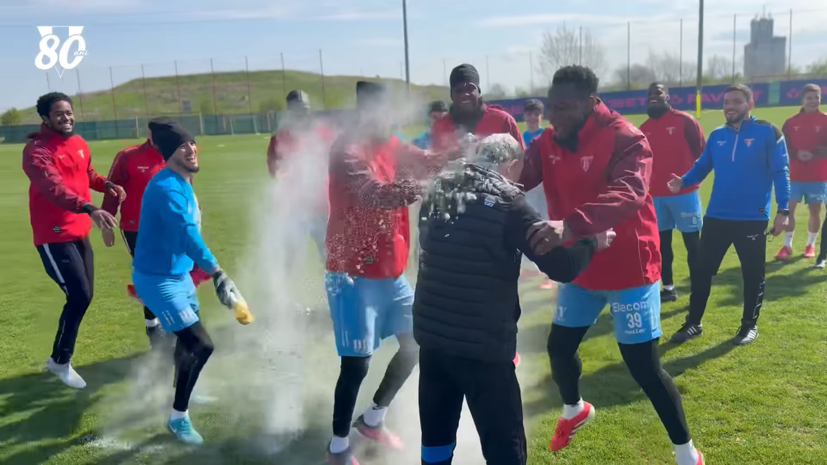 Mircea Rednic, sărbătorit cu făină și ouă crude de jucătorii lui UTA