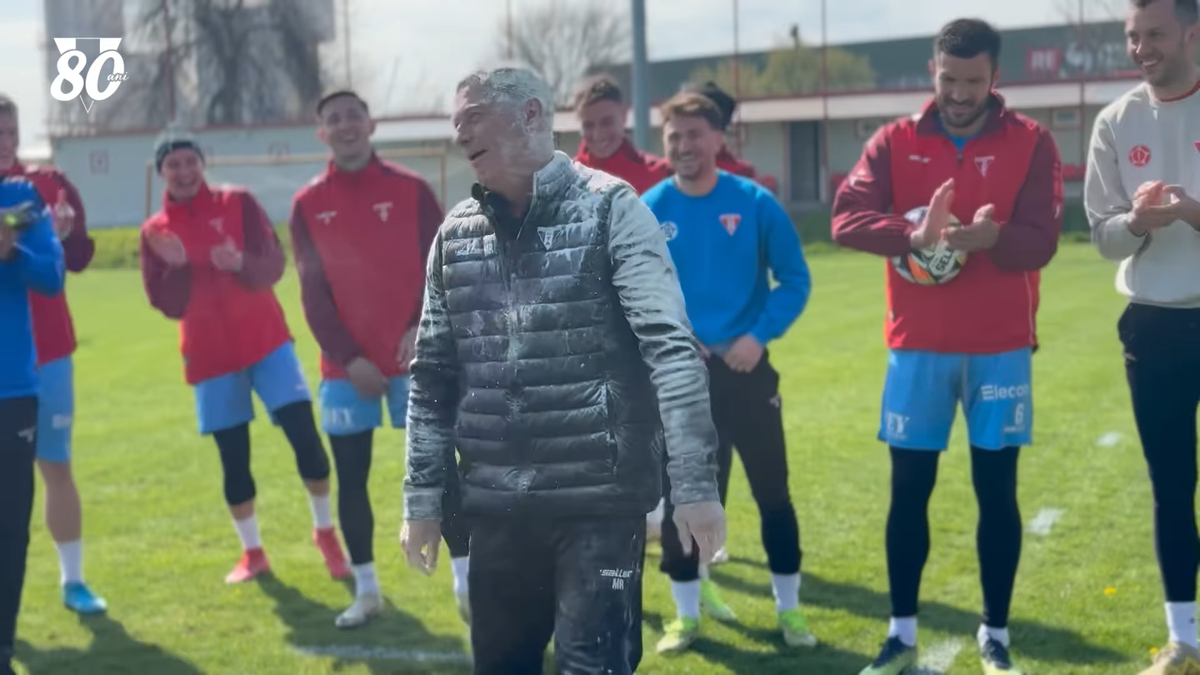 Mircea Rednic, sărbătorit cu făină și ouă crude de jucătorii lui UTA