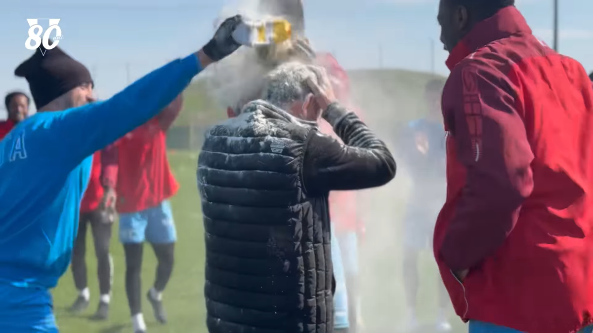 Mircea Rednic, luat la țintă cu făină și ouă crude de jucători: „10.000 de euro”  » Imagini cum nu s-au mai văzut în România