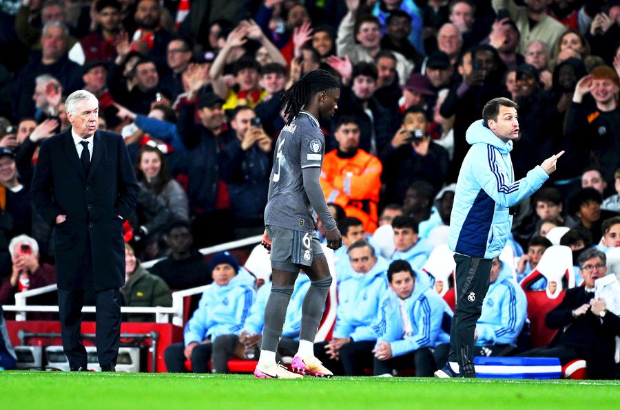 Carlo Ancelotti, stânga, uitându-se după Camavinga, foto: Guliver/gettyimages Vorbim puțin despre Don Carlo?