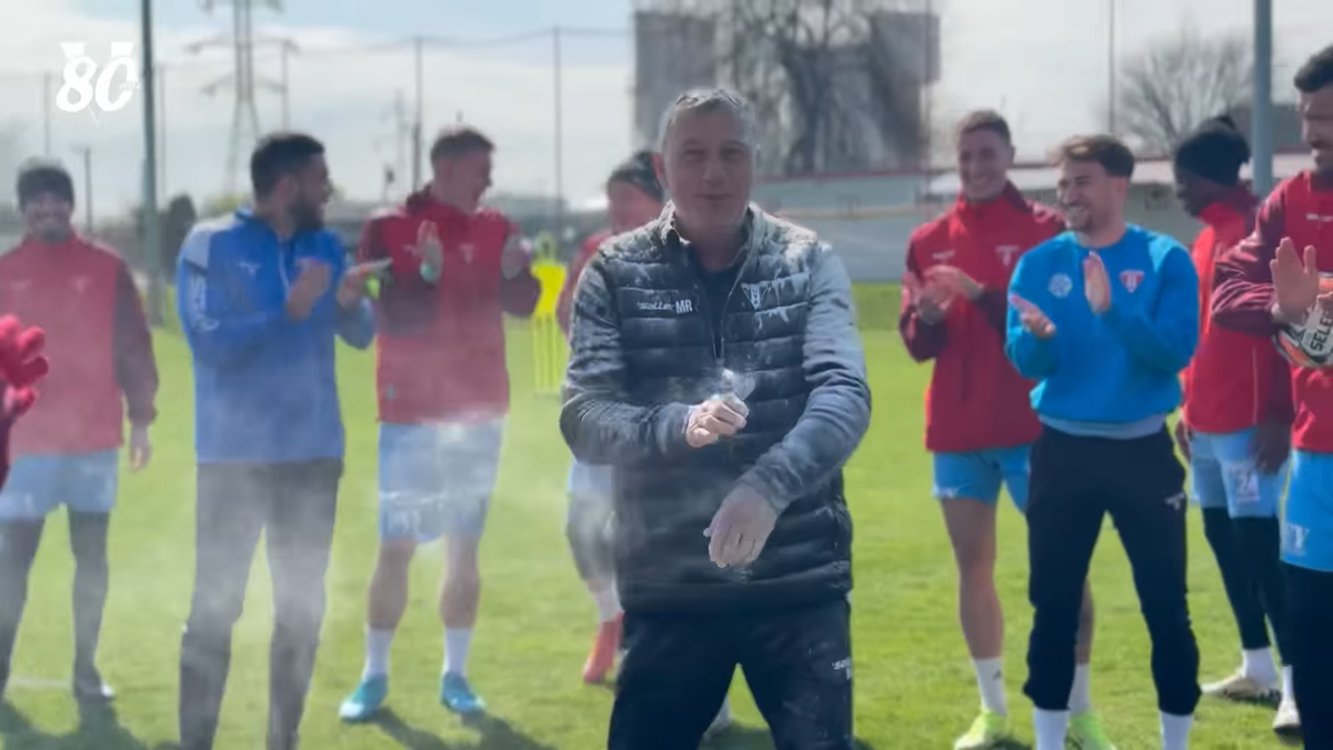 Mircea Rednic, sărbătorit cu făină și ouă crude de jucătorii lui UTA