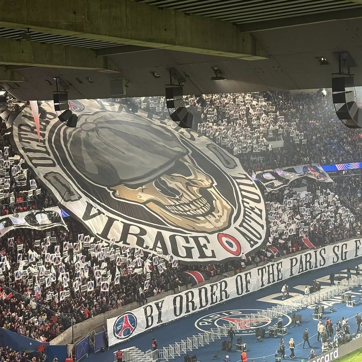 Războiul a continuat și în stadion » Ce a apărut în peluză, chiar sub ochii Prințului William: „Din ordinul ultrașilor lui Paris SG”