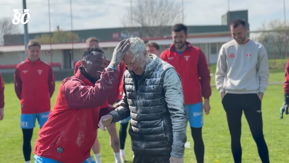 Mircea Rednic, sărbătorit cu făină și ouă crude de jucătorii lui UTA