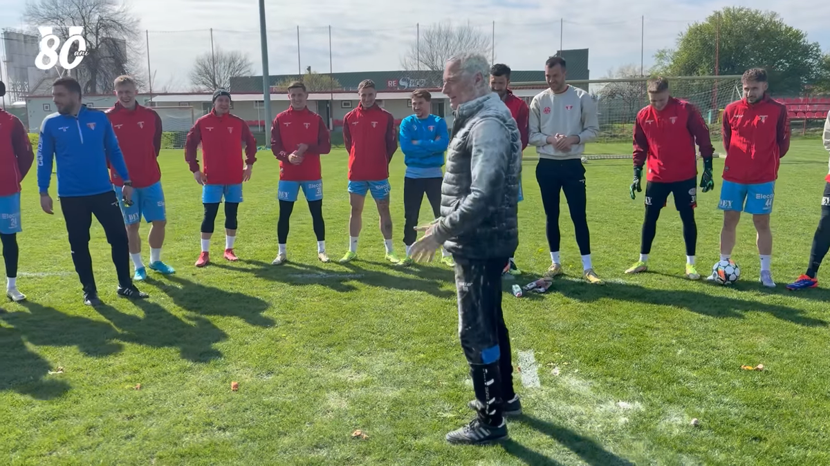 Mircea Rednic, luat la țintă cu făină și ouă crude de jucători: „10.000 de euro”  » Imagini cum nu s-au mai văzut în România