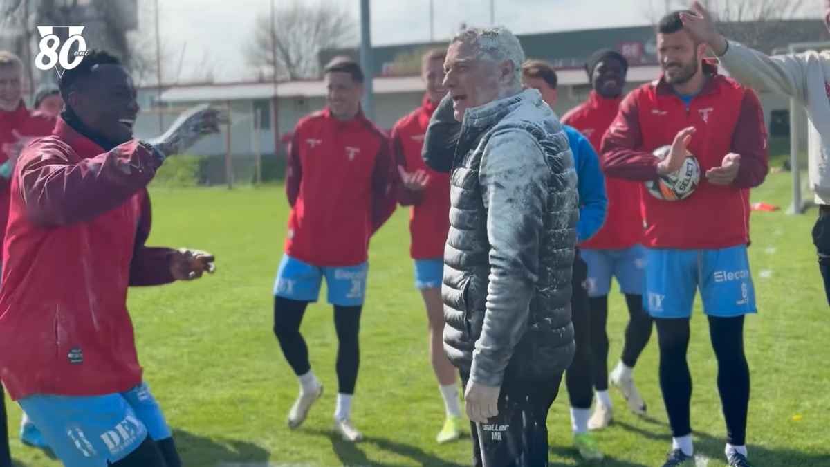 Mircea Rednic, sărbătorit cu făină și ouă crude de jucătorii lui UTA