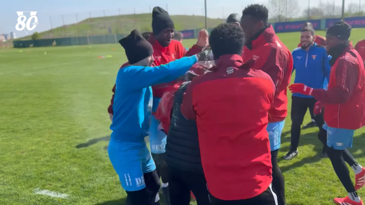 Mircea Rednic, sărbătorit cu făină și ouă crude de jucătorii lui UTA