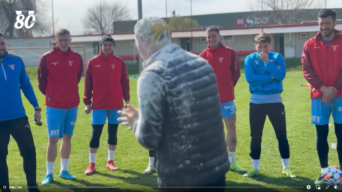 Mircea Rednic, luat la țintă cu făină și ouă crude de jucători: „10.000 de euro”  » Imagini cum nu s-au mai văzut în România