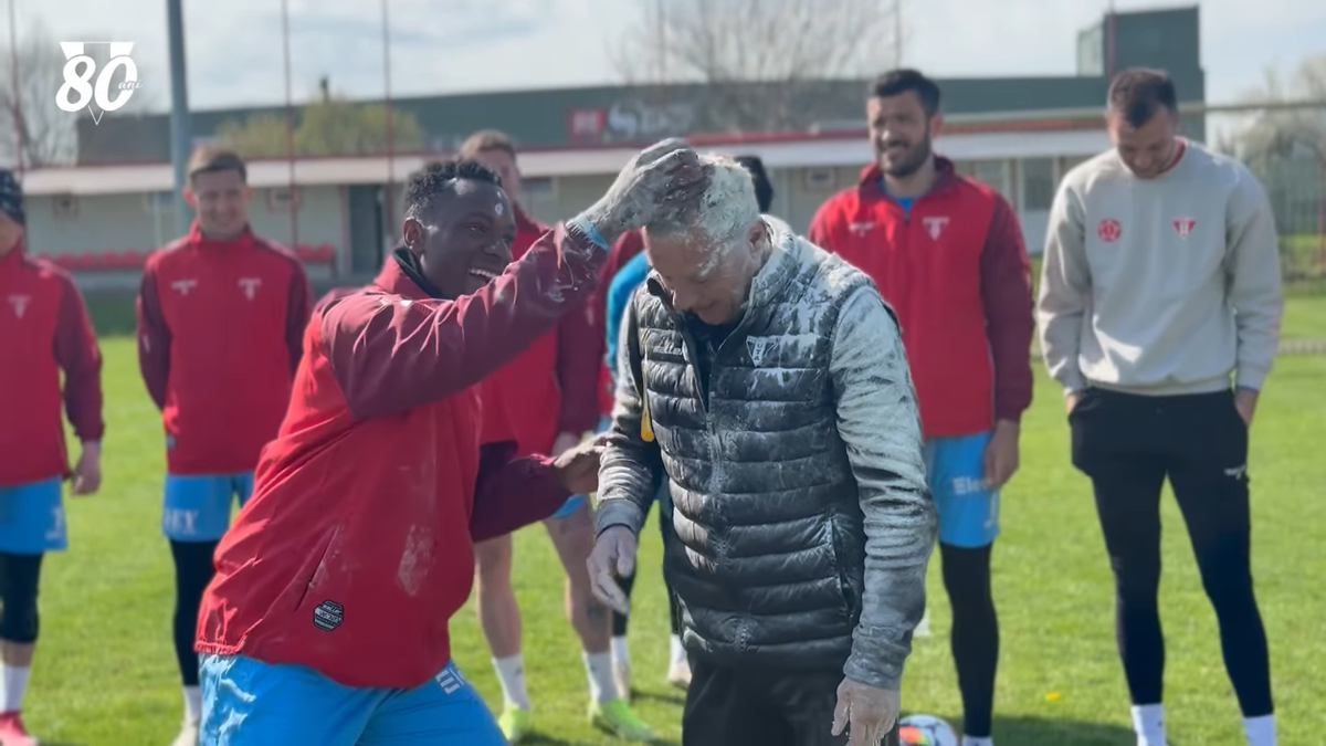 Mircea Rednic, luat la țintă cu făină și ouă crude de jucători: „10.000 de euro”  » Imagini cum nu s-au mai văzut în România