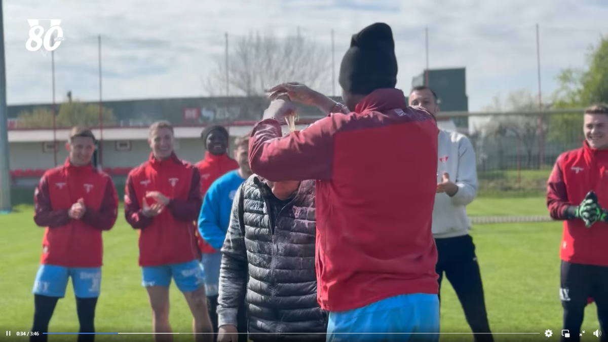 Mircea Rednic, sărbătorit cu făină și ouă crude de jucătorii lui UTA