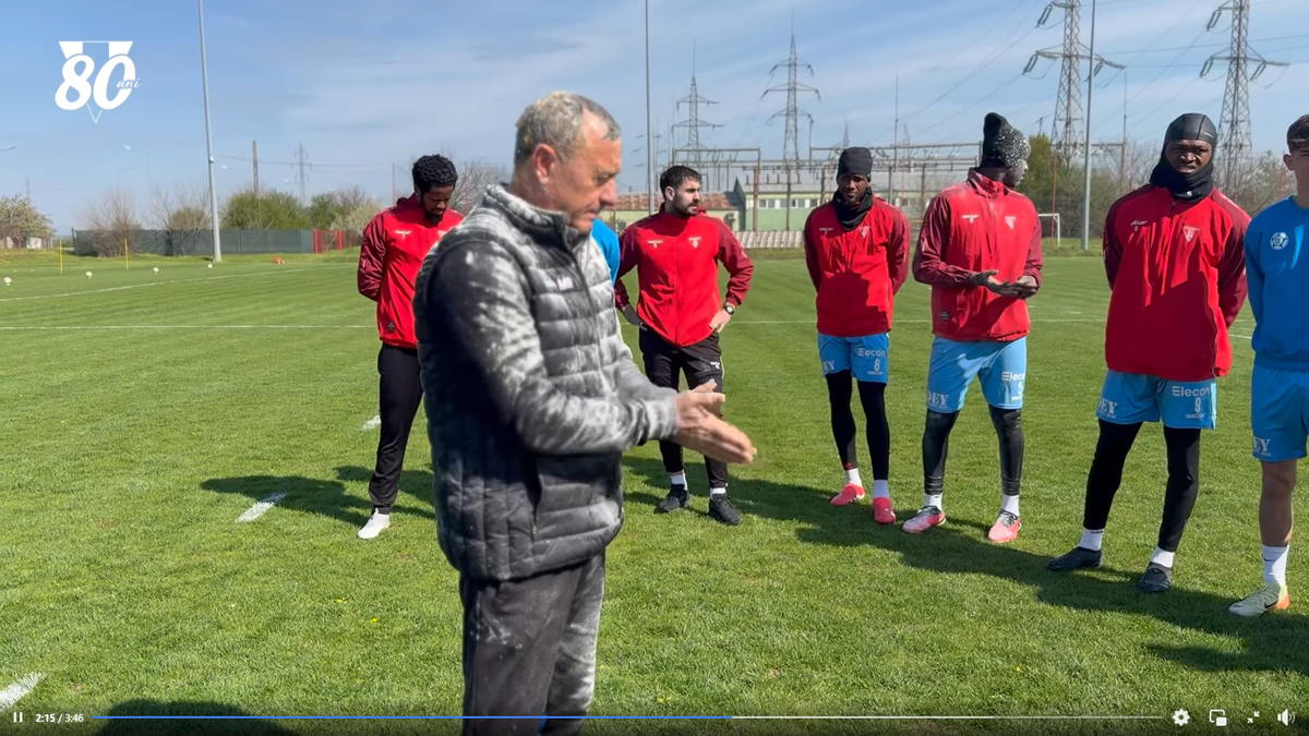 Mircea Rednic, sărbătorit cu făină și ouă crude de jucătorii lui UTA