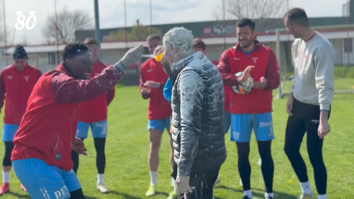 Mircea Rednic, sărbătorit cu făină și ouă crude de jucătorii lui UTA