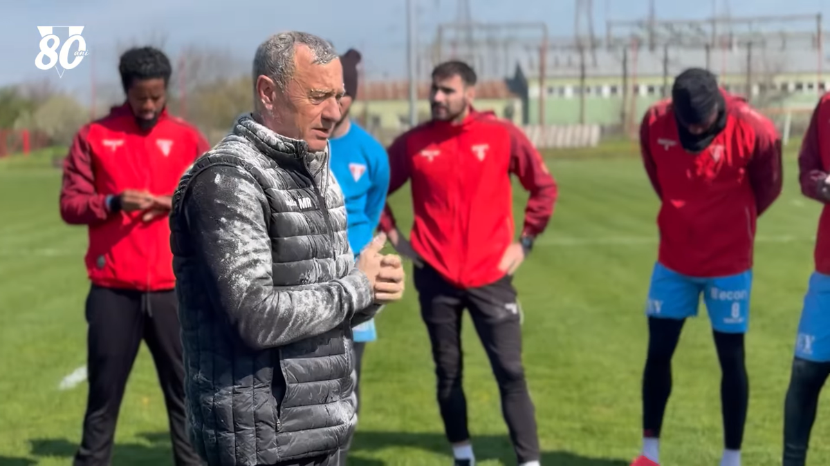 Mircea Rednic, sărbătorit cu făină și ouă crude de jucătorii lui UTA