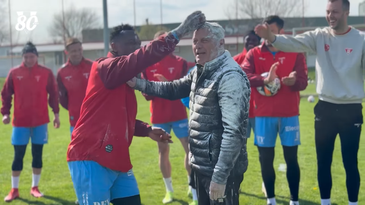 Mircea Rednic, luat la țintă cu făină și ouă crude de jucători: „10.000 de euro”  » Imagini cum nu s-au mai văzut în România