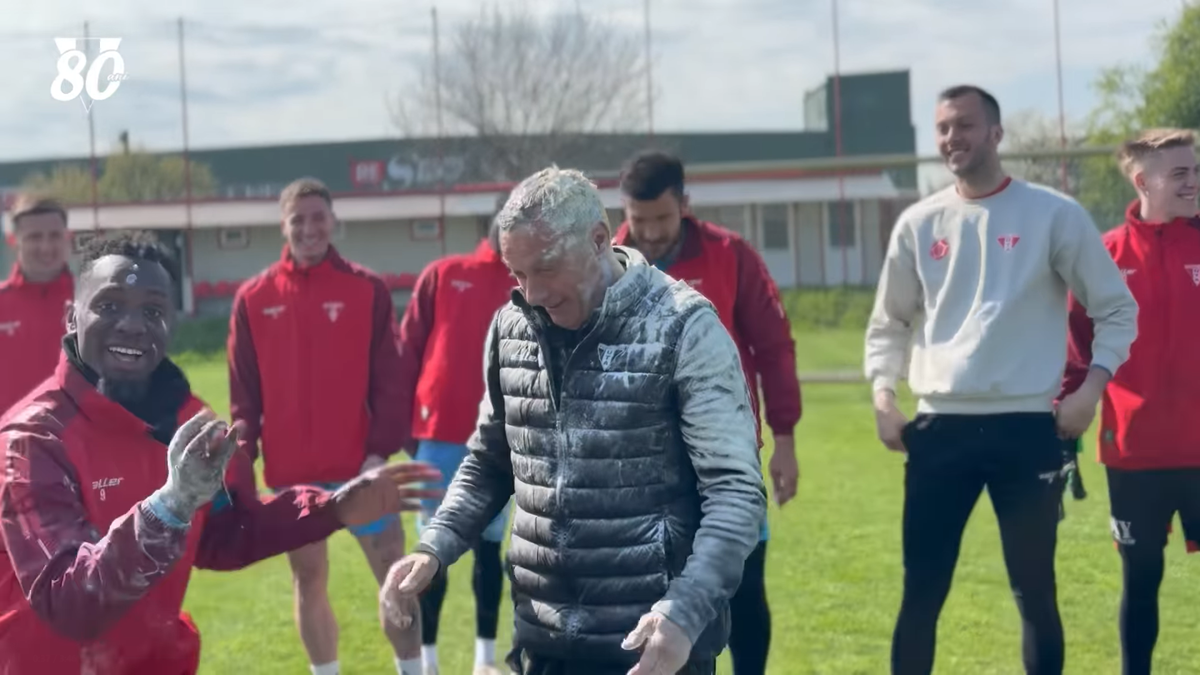 Mircea Rednic, luat la țintă cu făină și ouă crude de jucători: „10.000 de euro”  » Imagini cum nu s-au mai văzut în România