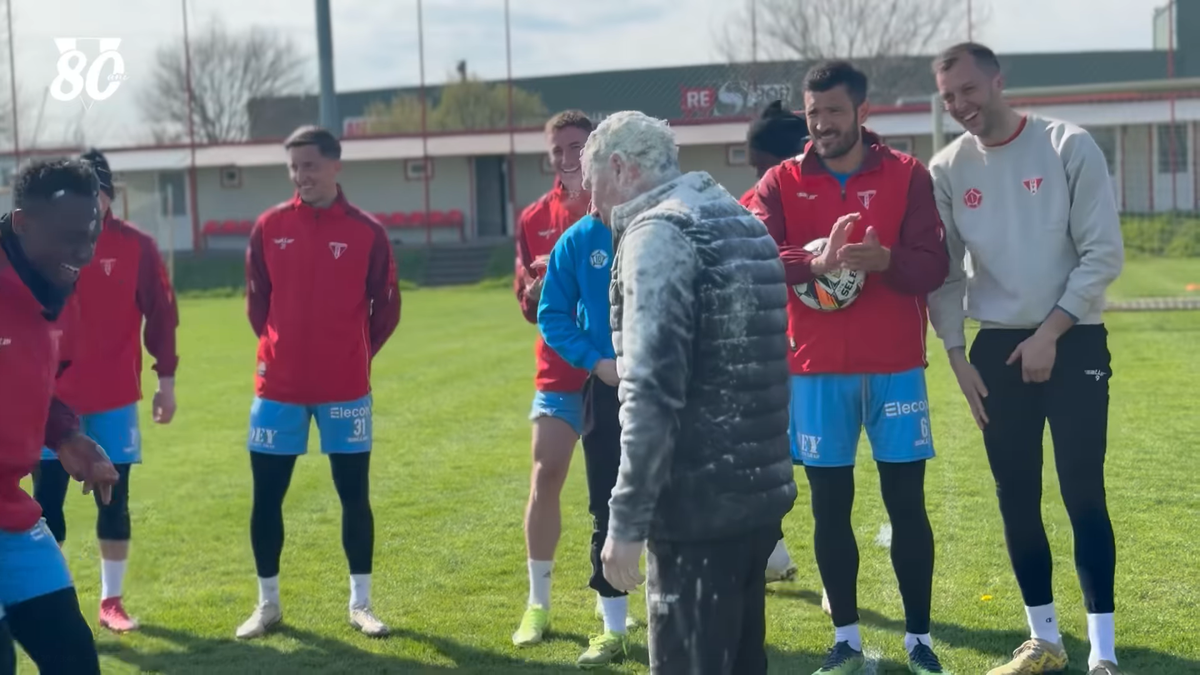 Mircea Rednic, luat la țintă cu făină și ouă crude de jucători: „10.000 de euro”  » Imagini cum nu s-au mai văzut în România