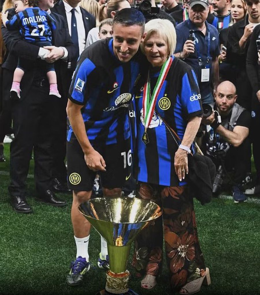 Davide Frattesi, alături de bunica sa, Chiara, la sărbătorea titlului câștigat cu Inter în sezonul trecut / Foto: X Dedicația în lacrimi a lui Frattesi: „Golul are amprenta sa. A așezat mingea cu mâna și a dat titlul de copertă!”