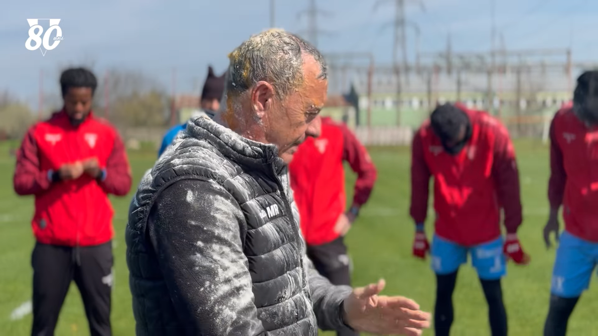 Mircea Rednic, sărbătorit cu făină și ouă crude de jucătorii lui UTA