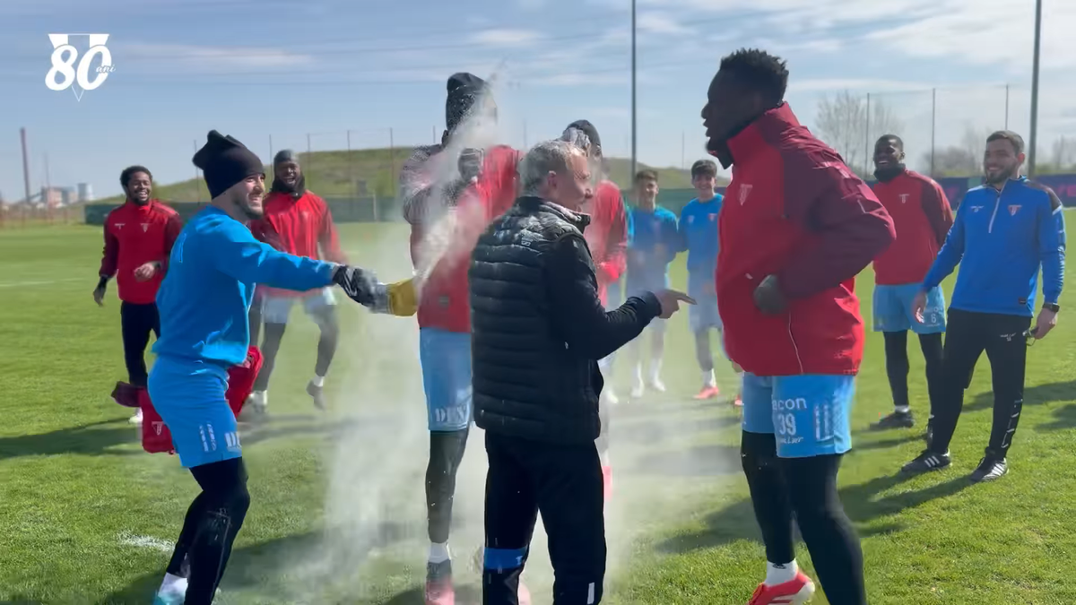 Mircea Rednic, sărbătorit cu făină și ouă crude de jucătorii lui UTA