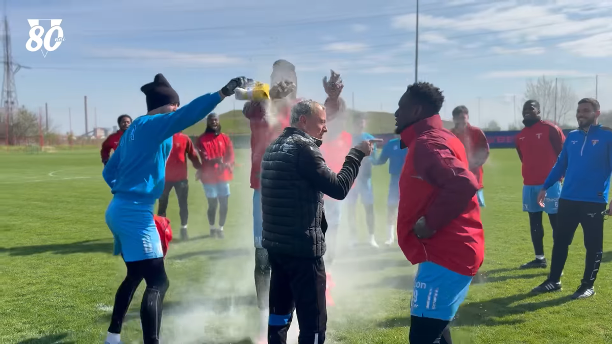 Mircea Rednic, sărbătorit cu făină și ouă crude de jucătorii lui UTA