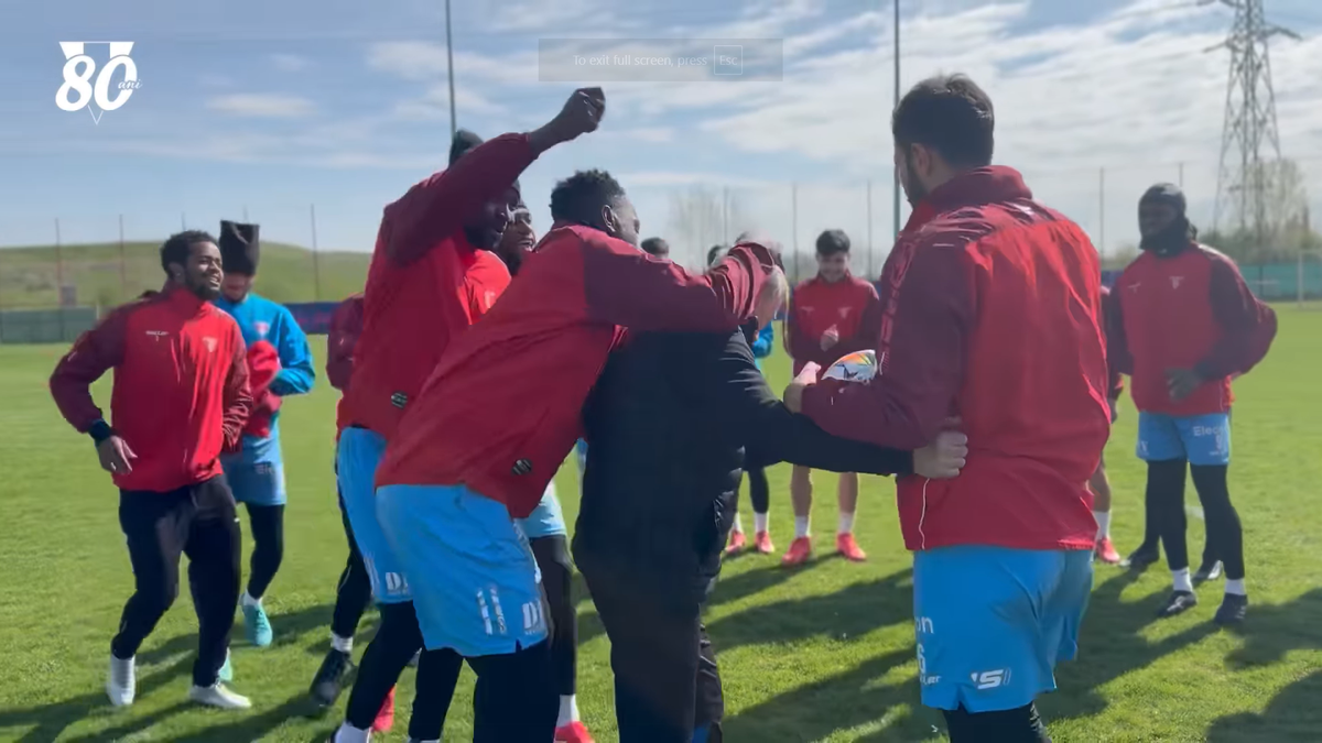 Mircea Rednic, luat la țintă cu făină și ouă crude de jucători: „10.000 de euro”  » Imagini cum nu s-au mai văzut în România