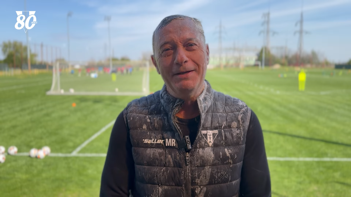 Mircea Rednic, luat la țintă cu făină și ouă crude de jucători: „10.000 de euro”  » Imagini cum nu s-au mai văzut în România