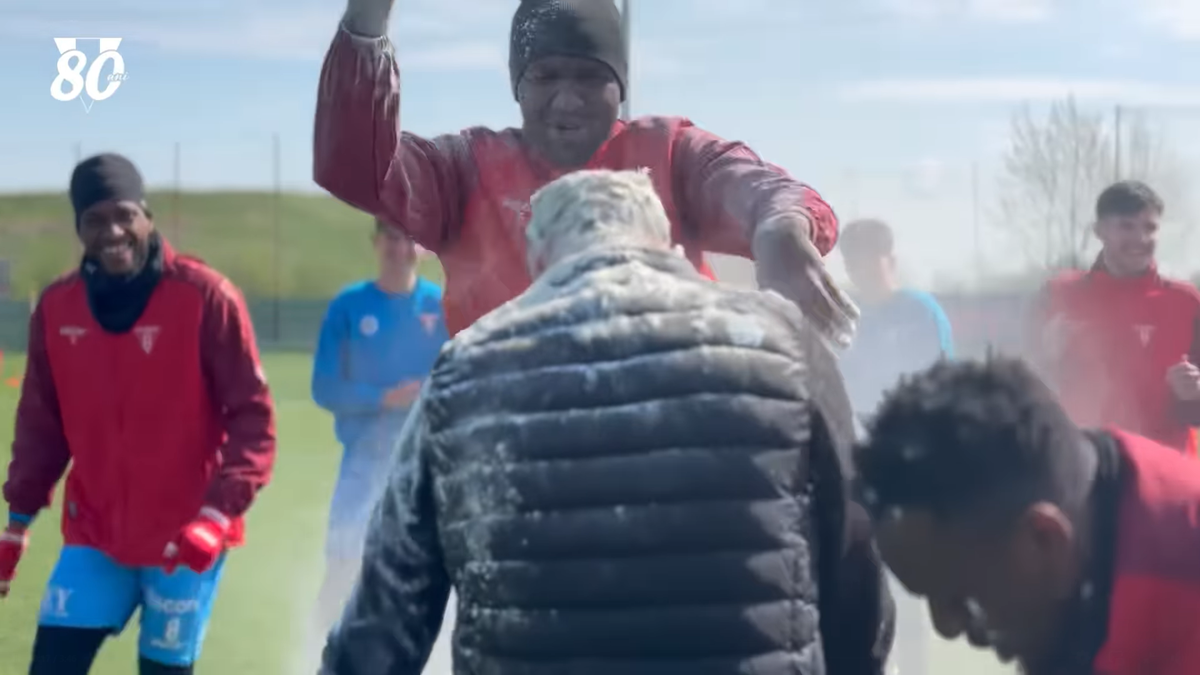 Mircea Rednic, sărbătorit cu făină și ouă crude de jucătorii lui UTA