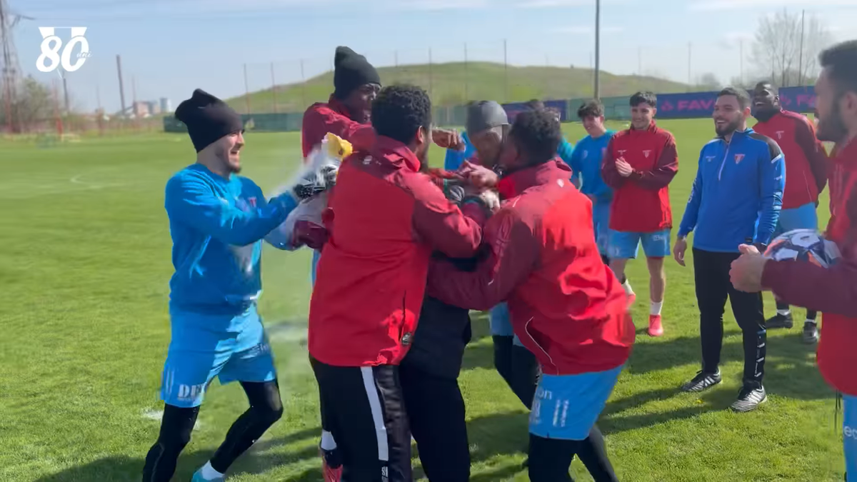 Mircea Rednic, sărbătorit cu făină și ouă crude de jucătorii lui UTA