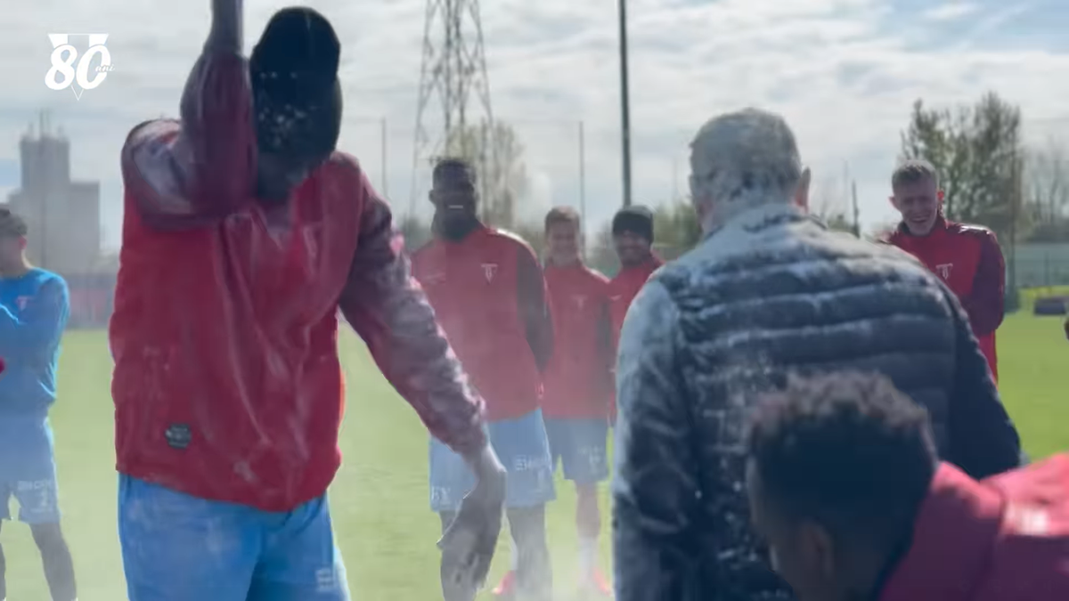 Mircea Rednic, luat la țintă cu făină și ouă crude de jucători: „10.000 de euro”  » Imagini cum nu s-au mai văzut în România