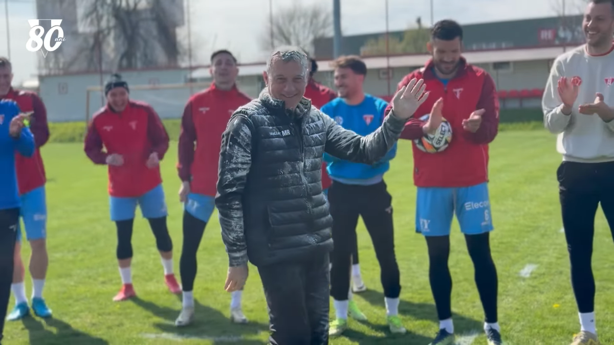 Mircea Rednic, luat la țintă cu făină și ouă crude de jucători: „10.000 de euro”  » Imagini cum nu s-au mai văzut în România