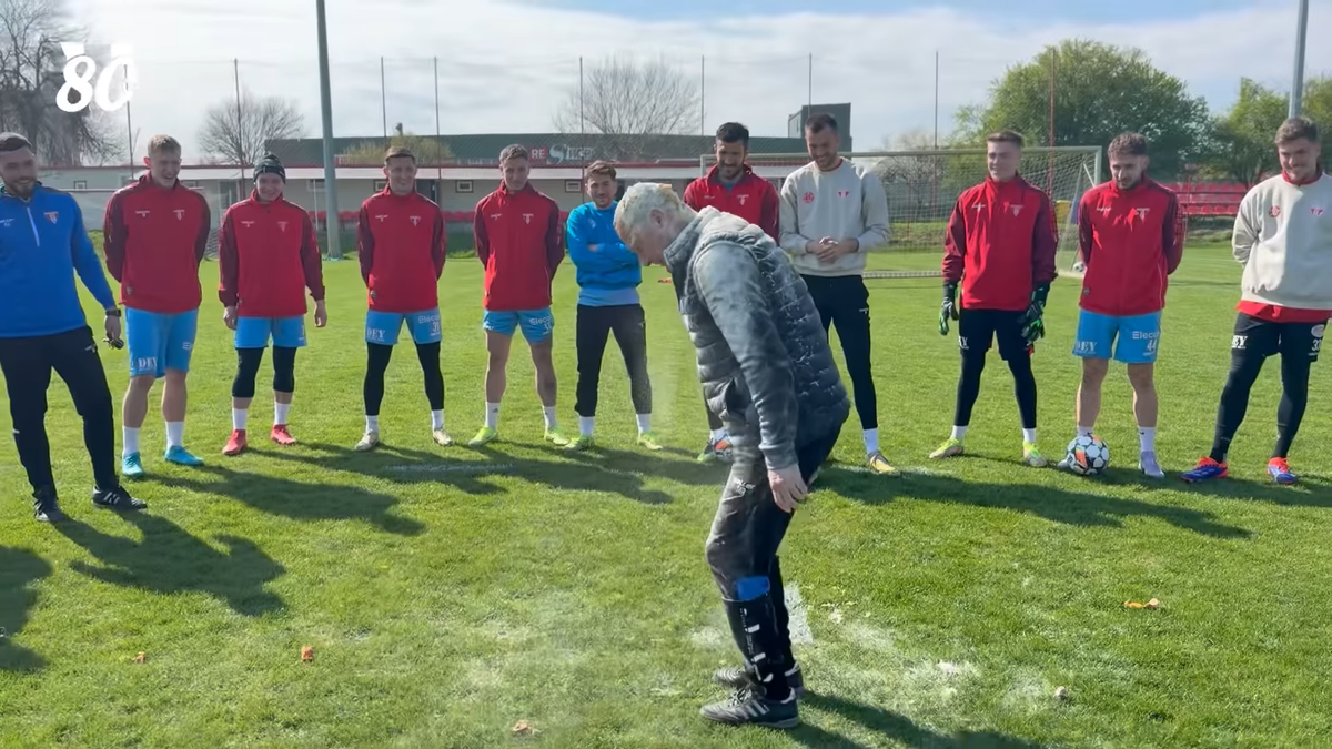 Mircea Rednic, sărbătorit cu făină și ouă crude de jucătorii lui UTA