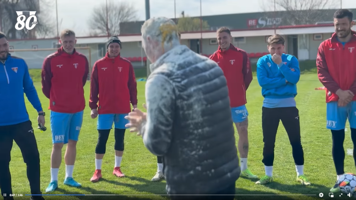 Mircea Rednic, luat la țintă cu făină și ouă crude de jucători: „10.000 de euro”  » Imagini cum nu s-au mai văzut în România