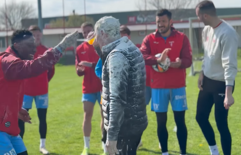 Mircea Rednic, sărbătorit de jucători cu ouă crude / foto: captură Facebook