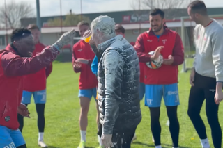 Mircea Rednic, luat la țintă cu făină și ouă crude de jucători: „10.000 de euro”  » Imagini cum nu s-au mai văzut în România