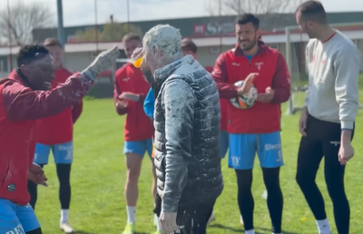 Mircea Rednic, luat la țintă cu făină și ouă crude de jucători: „10.000 de euro”  » Imagini cum nu s-au mai văzut în România