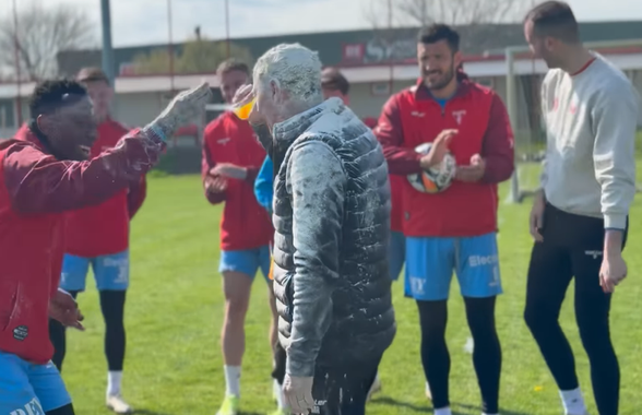 Mircea Rednic, luat la țintă cu făină și ouă crude de jucători: „10.000 de euro”  » Imagini cum nu s-au mai văzut în România