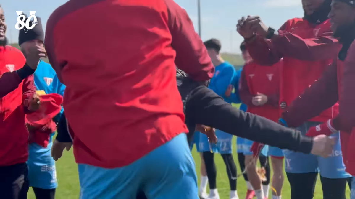 Mircea Rednic, luat la țintă cu făină și ouă crude de jucători: „10.000 de euro”  » Imagini cum nu s-au mai văzut în România